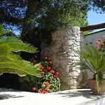Breezes לינה וארוחת בוקר
