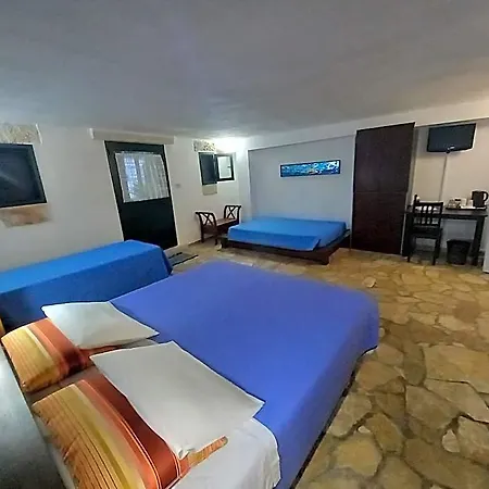 Breezes Bed & Breakfast 4*